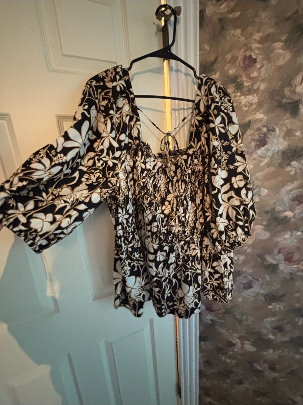 Ava & Viv Black and White Floral Puff-Sleeve Blouse